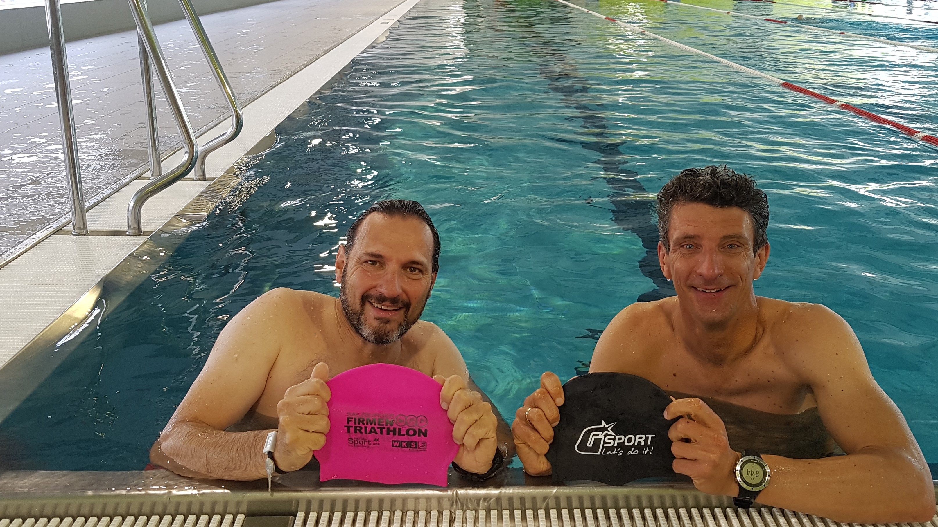 Reinhold Hinterleitner und Josef Gruber testen die Badehauben!